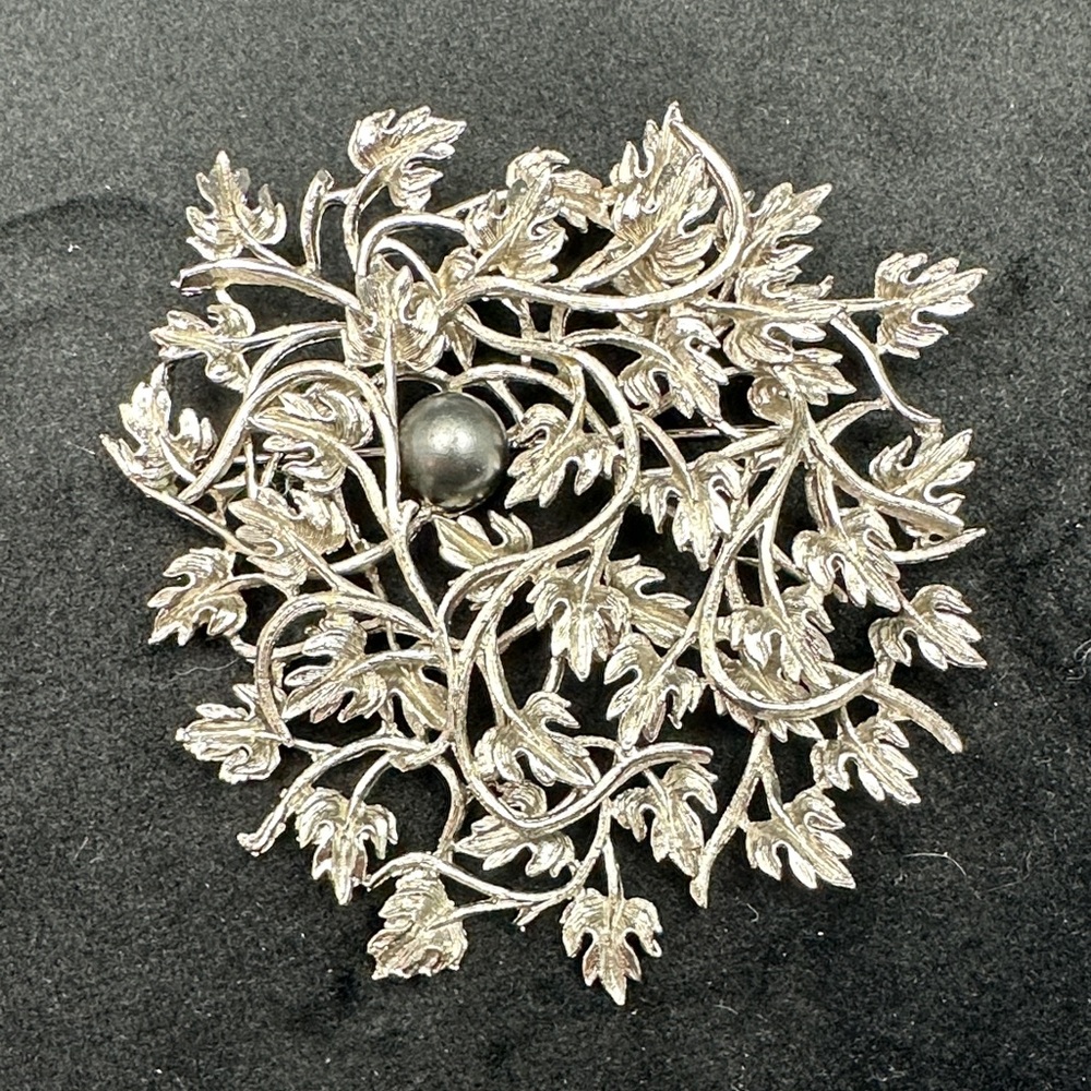 Vintage 1960 Elegant Silver highly detailed Leaf Brooch unsigned